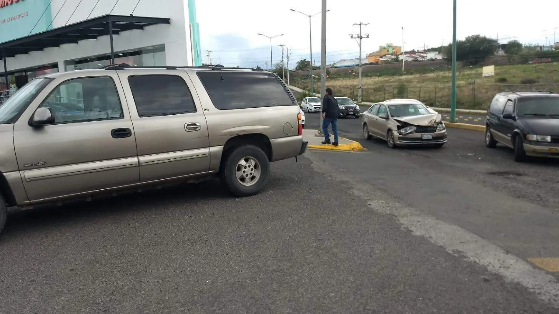 12 JUL UN AUTO Y UNA CAMIONETA